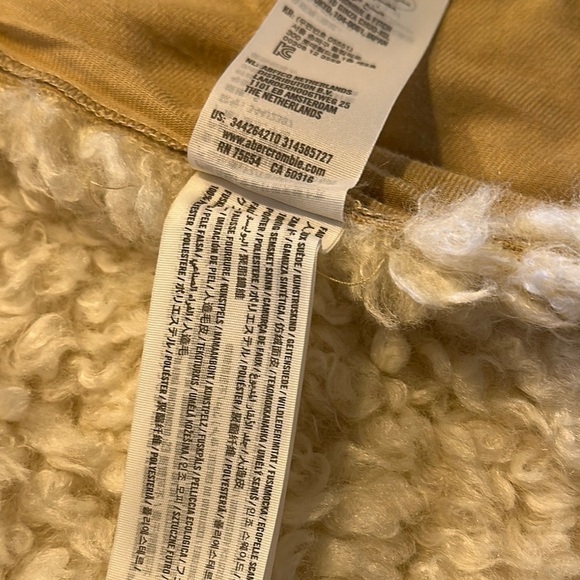 Hollister Cream Faux Fur Vest - Picture 11 of 11